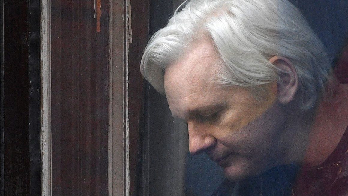 El fundador de Wikileaks, Julian Assange, habla con los periodistas en el balcón de la embajada de Ecuador en Londres, el 19 de mayo de 2017.
