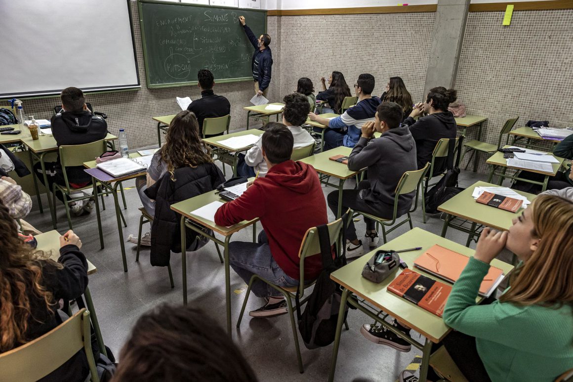 Estudiantes de 2º de Bachillerato siguen una clase de Filosofía en un instituto valenciano.