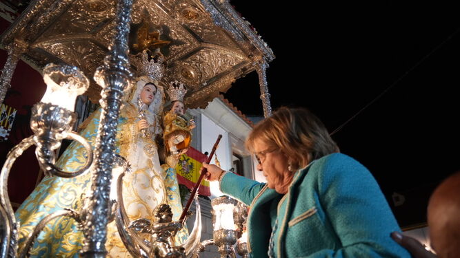 La regidora jarota, Dolores Sánchez, impone el bastón de alcaldesa perpetua a la Virgen de Luna