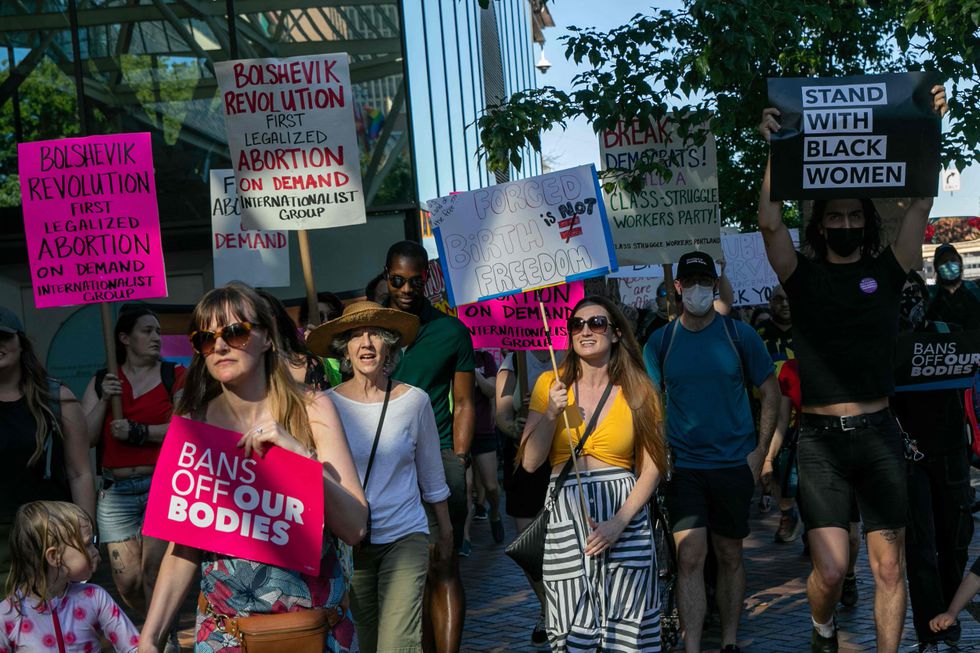 Manifestantes a favor del derecho al aborto, este viernes en Portland (Oregón).JOHN RUDOFF