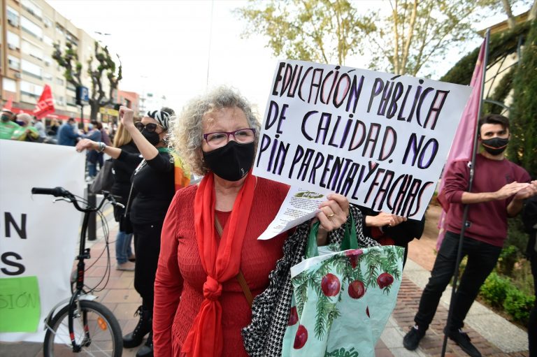 Una mujer participa en una concentración de la ‘Marea Verde’ frente a la Consejería de Educación de la Región de Murcia (España), a 25 de marzo de 2021.