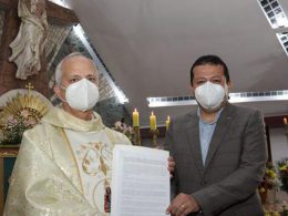 el gobernador regional de Lambayeque, Luis Díaz, y el obispo de Chiclayo, Robert Francis, presidiendo el acto de cesión del terreno