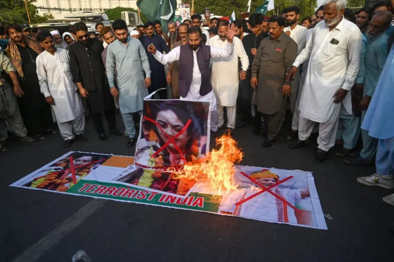 Manifestantes gritan consignas y queman una foto de Nupur Sharma, la portavoz del Partido Bharatiya Janata (BJP) de la India, durante una manifestación contra los comentarios sobre el profeta Mahoma hechos por ella, en Karachi el 7 de junio de 2022
