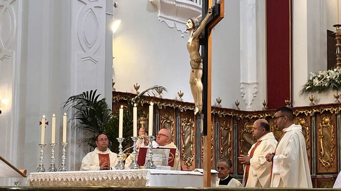 El obispo de Huelva en la misa de celebración de la solemnidad del Cuerpo y la Sangre de Cristo. / M. G. (Huelva)