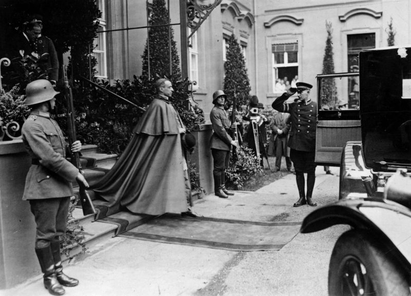 Eugenio Pacelli, el futuro Pío XII, durante una visita a Berlín como secretario de Estado vaticano, en 1929.Keystone