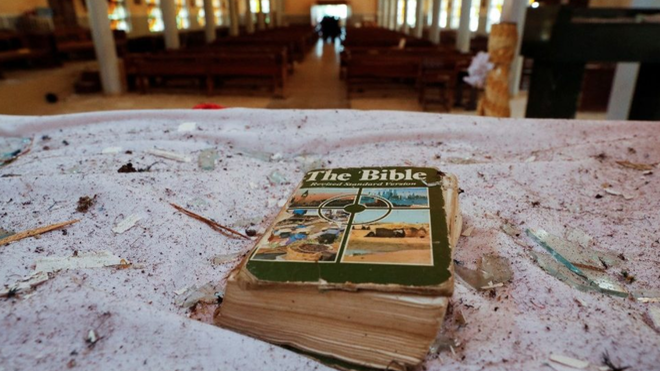 Restos de una biblia tras el brutal ataque en Nigeria