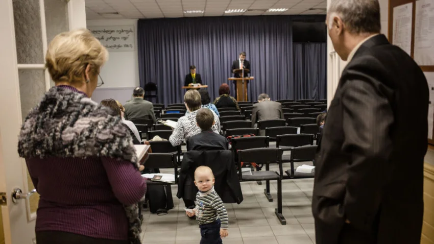 Una reunión en un Salón del Reino de la iglesia Testigos de Jehová en Rusia.