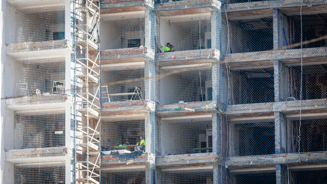 Varios obreros en una obra en Cádiz