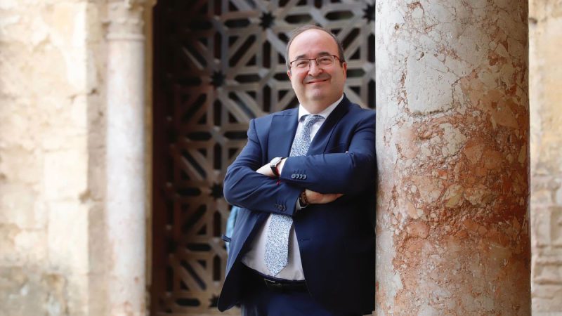 El ministro de Cultura y Deporte, Miquel Iceta, posa para Diario CÓRDOBA en el Patio de los Naranjos de la Mezquita-Catedral
