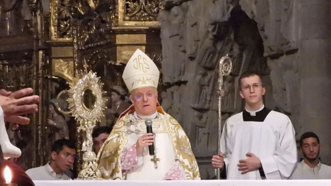 El obispo durante la misa del Corpus. | // FERNANDO CASANOVA