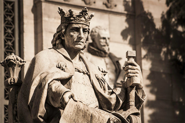 Estatua de Alfonso X. Foto: Universidad de Alcalá