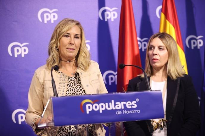 La diputada y presidenta del PP en Navarra, Ana Beltrán, con la senadora de su partido, Amelia Salanueva, en una rueda de prensa en la sede del PP de Navarra.
