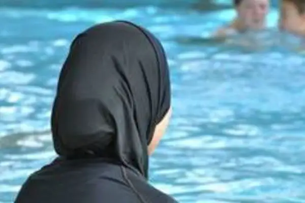 Una mujer con burkini en una piscina