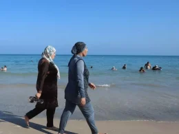 Dos mujeres pasean con 'burkini' en una playa