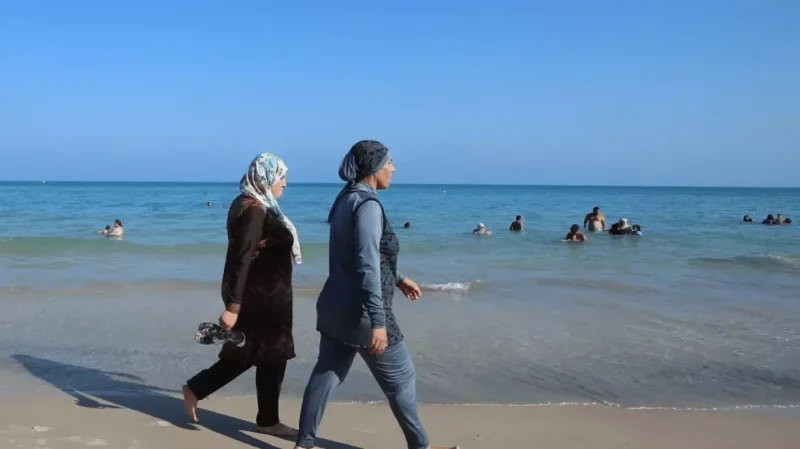 Dos mujeres pasean con 'burkini' en una playa