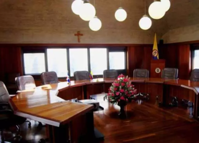 Sala de la Corte Constitucional de Colombia, presidida por un crucifijo