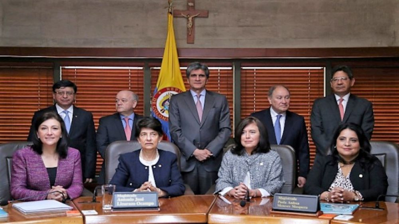 La Corte Constitucional de Colombia debajo del crucifijo