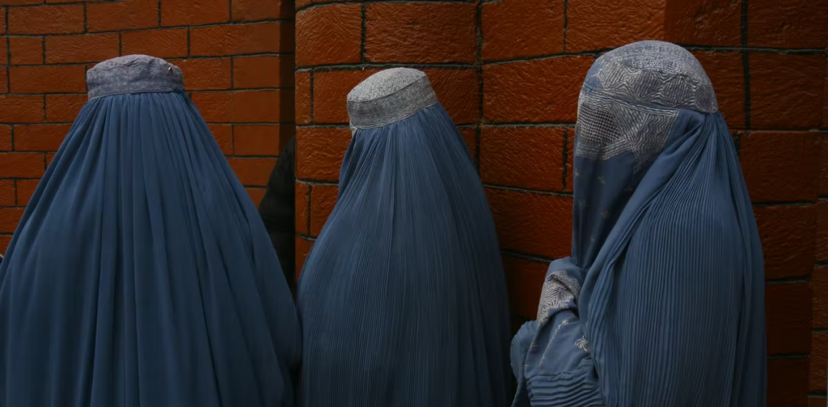 Mujeres con burka en las calles de Kabul