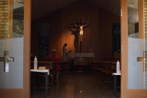 imagen de una pequeña Iglesia católica desde la entrada