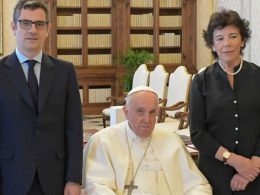 El Papa Francisco eon Félix Bolaños e Isabel Celaá