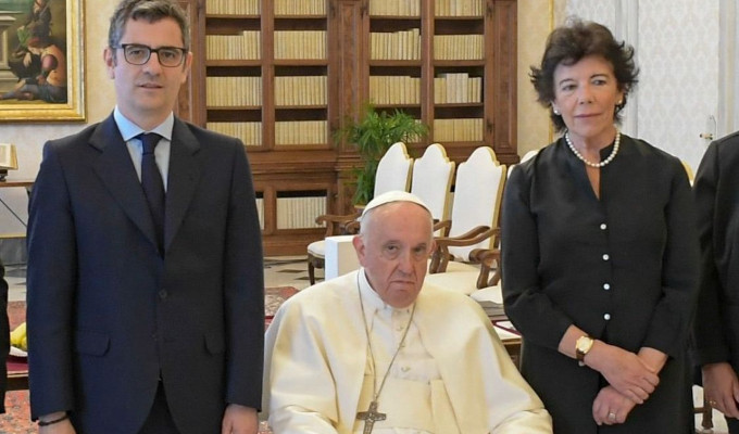 El Papa Francisco eon Félix Bolaños e Isabel Celaá