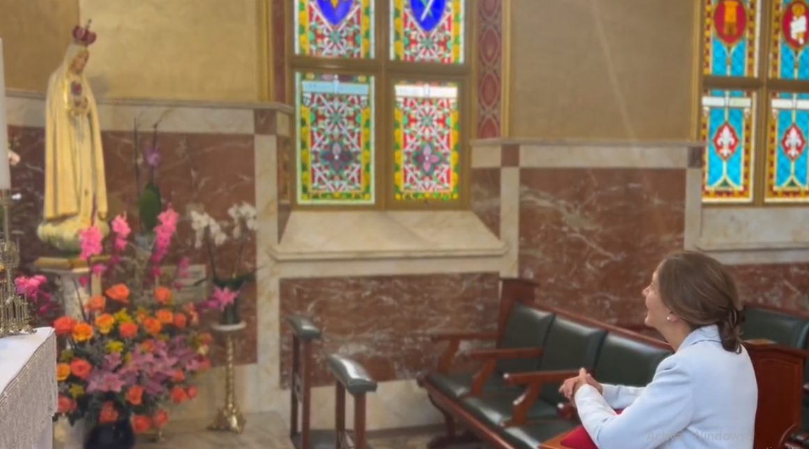 Íngrid Betancourt rezando en una iglesia