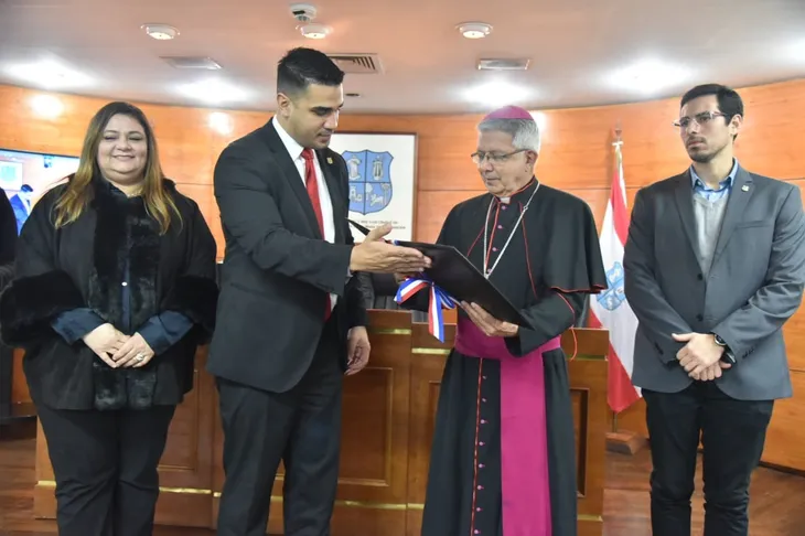 Acto de entrega de la declaración de hijo predilecto de Asunción al arzobispo de la ciudad
