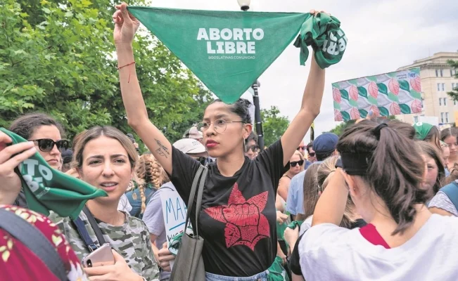 Tras la decisión de EU de anular el fallo histórico sobre el derecho al aborto, feministas de México aseguran que tienen muchas acciones para apoyar a sus hermanas de aquel país. Foto: Jacqueline Martin/