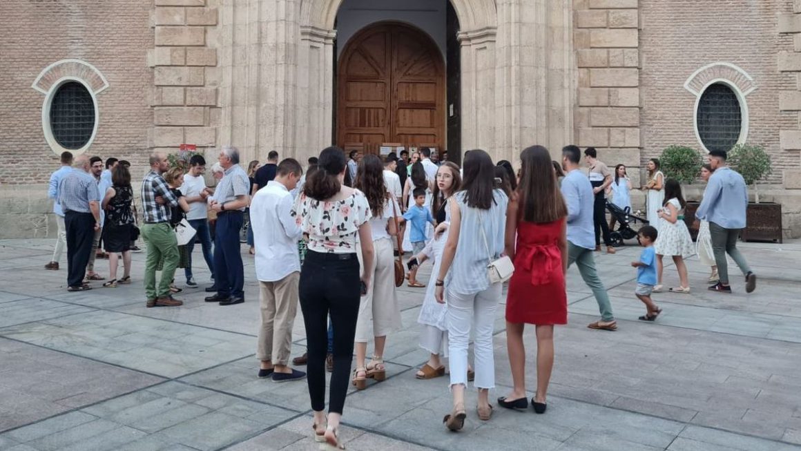 Grupos de jóvenes se dirigen a la misa neocatecumenal en la parroquia de Santa Eulalia en Murcia