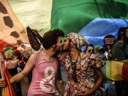 Dos jóvenes se besan durante una manifestación LGTB en Turquía