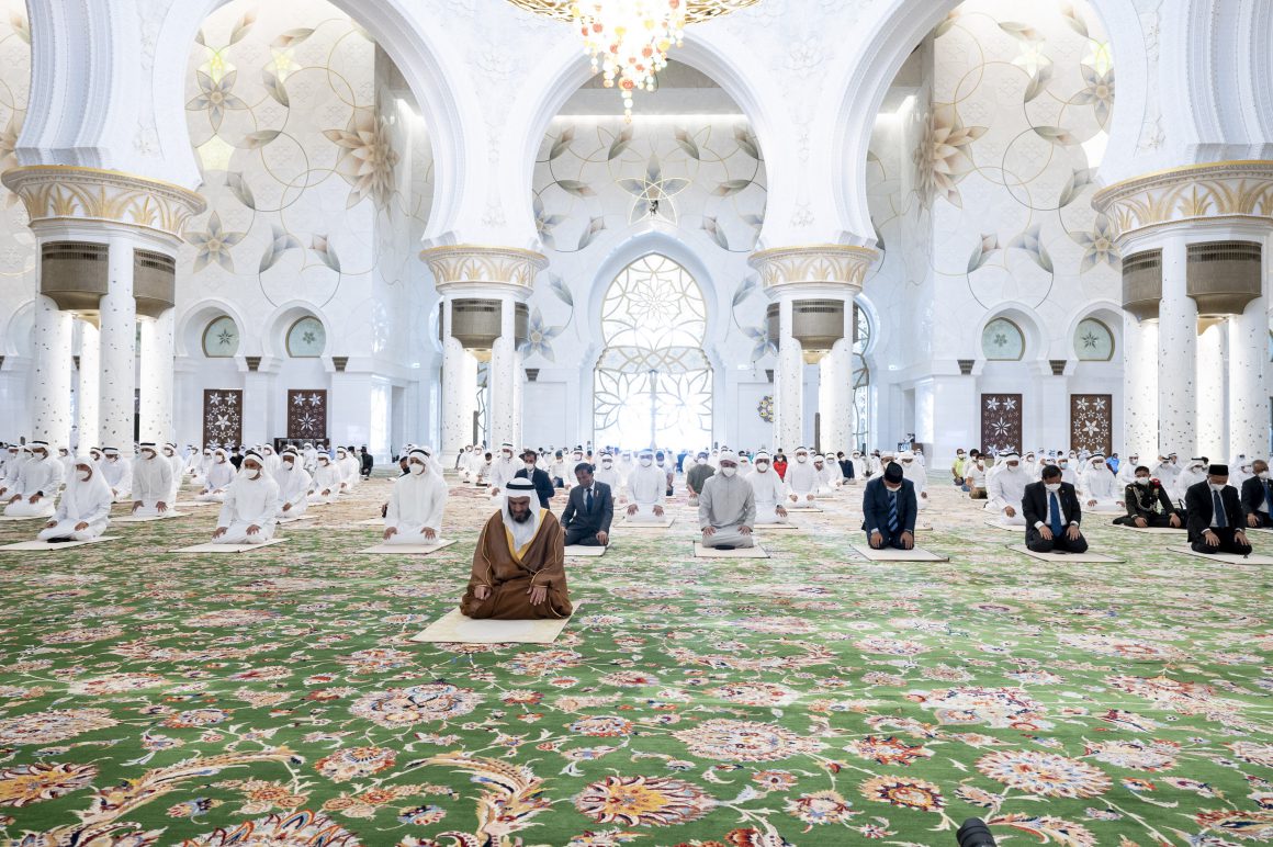 El Presidente de los EAU y el Presidente de Indonesia realizan la oración del Jumuah en la Gran Mezquita Sheikh Zayed