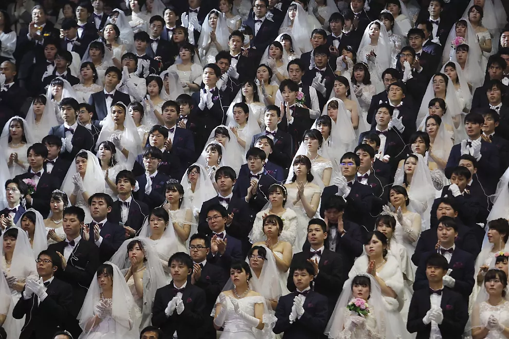 Parejas durante una ceremonia de bendición de la Iglesia de la Unificación en Gapyeong, Corea del Sur. AHN YOUNG-JOON