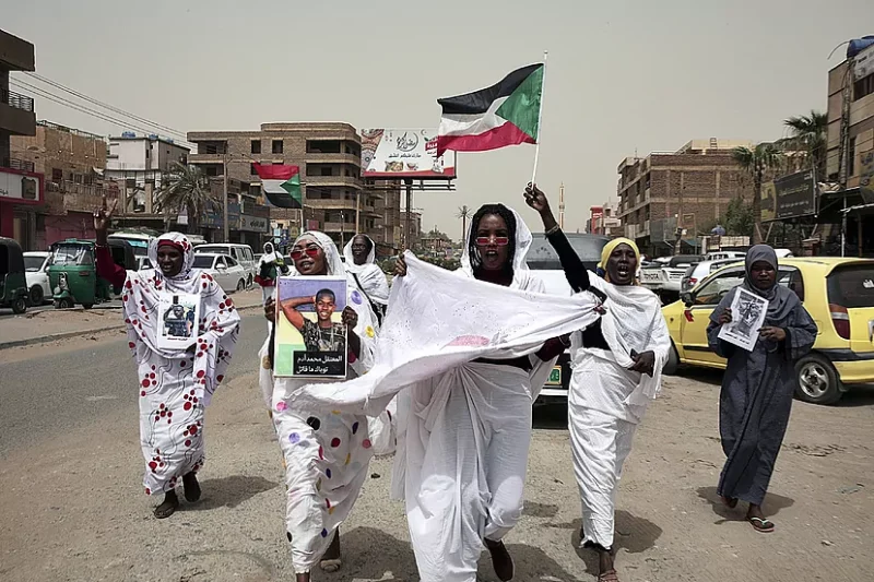 Mujeres protestan contra la violencia policial en Omdurman. MARWAN ALI