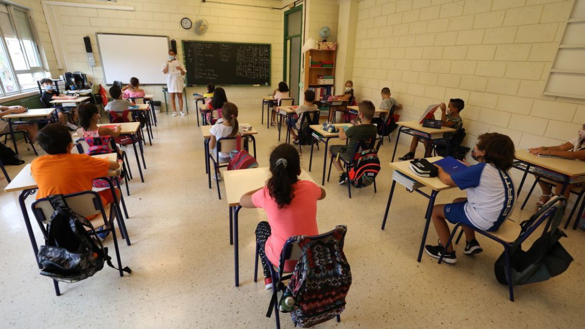 Alumnos en clase en un colegio de la provincia Antonio Amoros