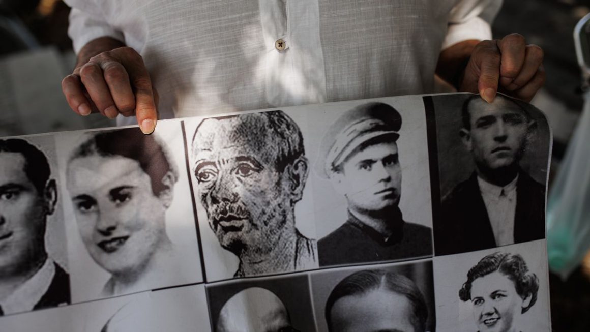 Fotografías de desaparecidos y fusilados durante la Guerra Civil en un homenaje, en el Cementerio de la Almudena, a 3 de julio de 2022, en Madrid Alejandro Martínez Vélez