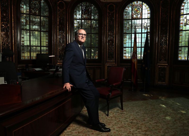El Defensor del Pueblo, Ángel Gabilondo, posa junto al escritorio de su despacho en la sede de la institución en Madrid.Jaime Villanueva