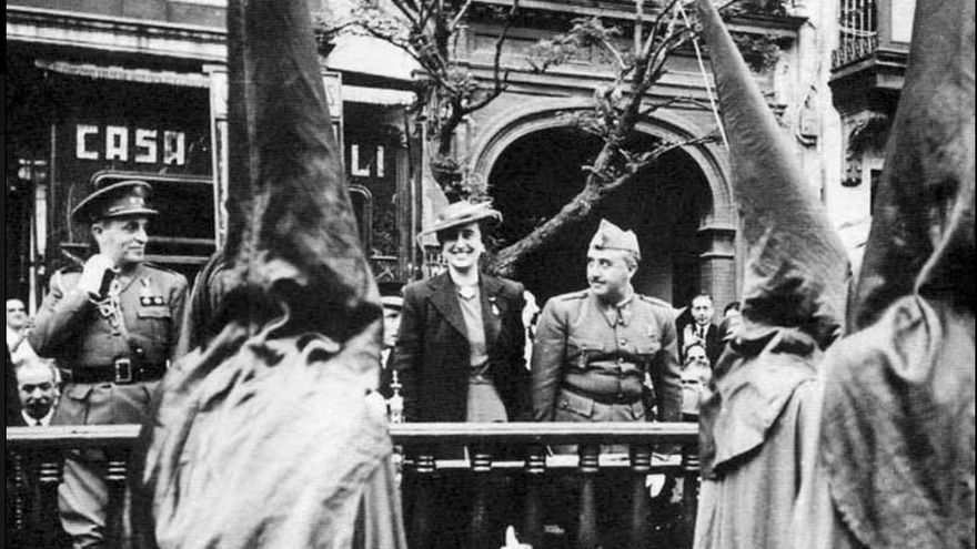El dictador Francisco Franco durante la Semana Santa.