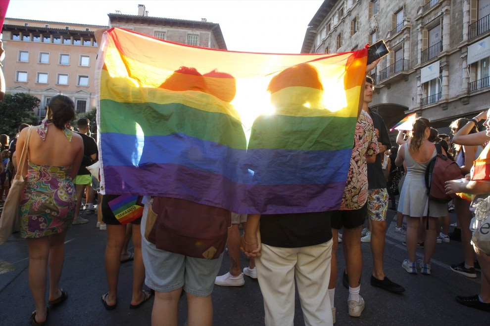 Bandera LGTBI en la manifestación por el Orgullo de Mallorca, a 7 de julio de 2022. — Isaac Buj /