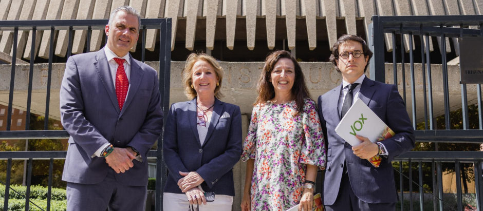 Javier Ortega (izquierda), secretario general del partido; Marta Castro, vicesecretaria jurídica; y los diputados Lourdes Méndez y José María Figaredo. Vox