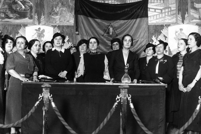 Clara Campoamor, en un mitin de propaganda de la Unión Republicana Femenina, el 20 de marzo de 1932. — Estudio Fotográfico Alfonso / Ministerio de Cultura