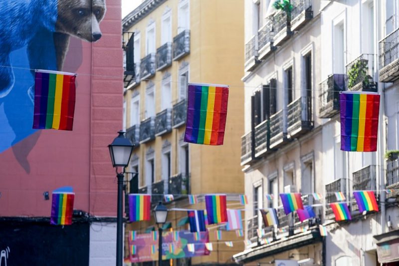 Banderas LGTBI cuelgan de los balcones del barrio de Chueca en Madrid, a 25 de junio de 2021.