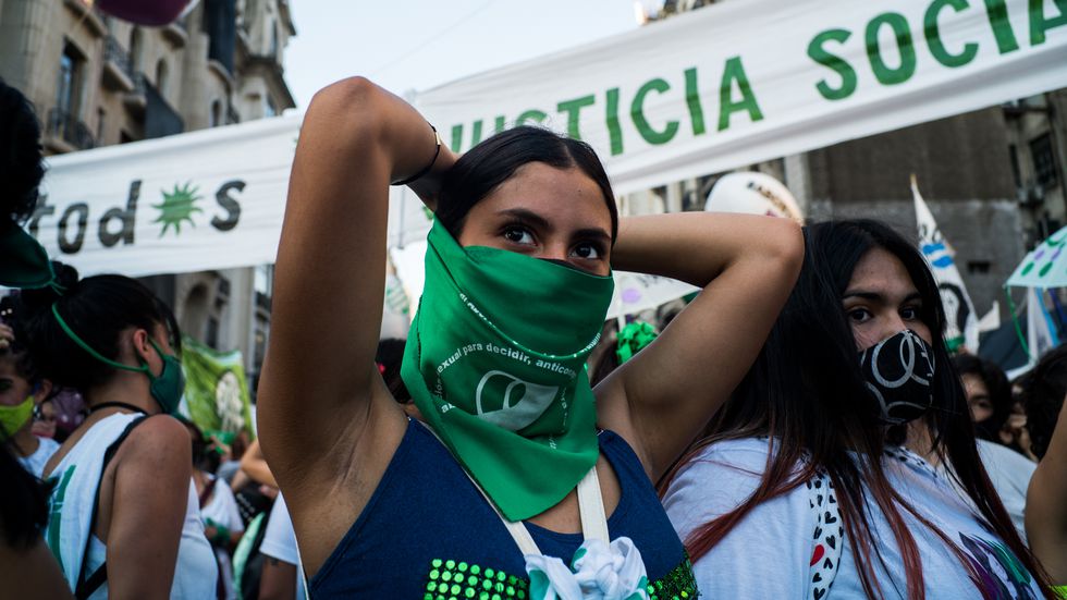Movilización a favor de la legalización del aborto en Argentina mientras su aprobación se debatía en el Senado del país, en Buenos Aires, el 29 de diciembre de 2020.Matias Chiofalo