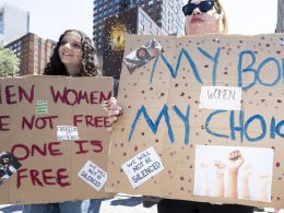 Dos mujeres sostienen pancartas durante una manifestación por el derecho al aborto.
