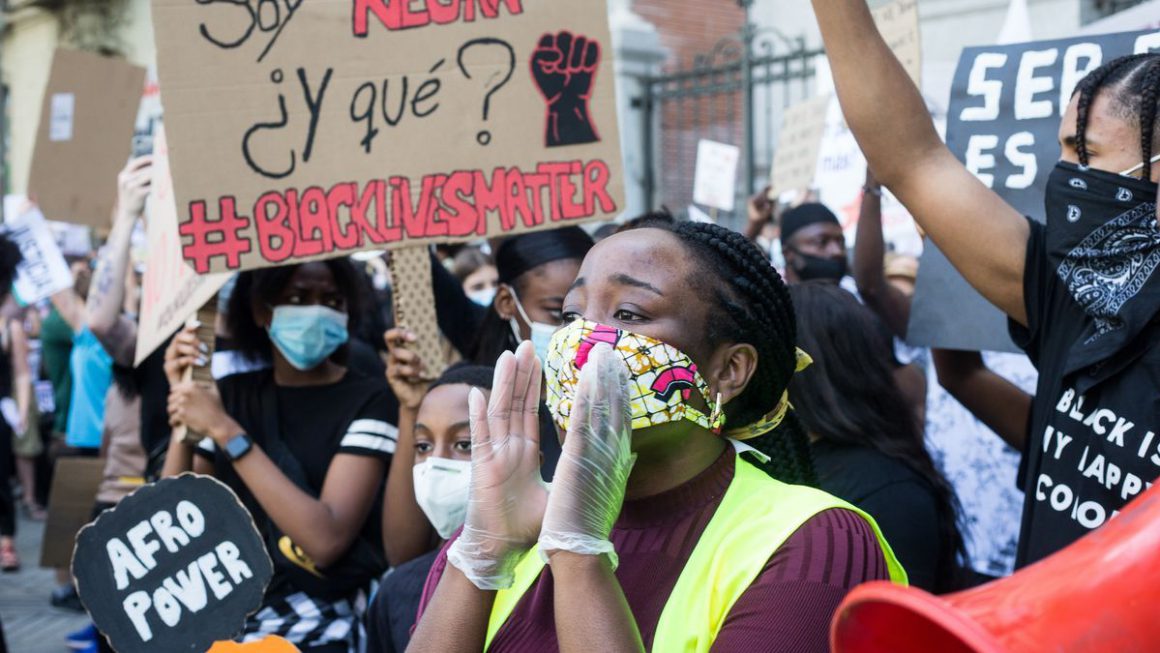 Manifestantes convocados por la Comunidad Negra, Africana y Afrodescendiente se concentran frente a la Embajada de EEUU por la muerte de George Floyd el 7 de junio de 2020 Joaquin Corchero /
