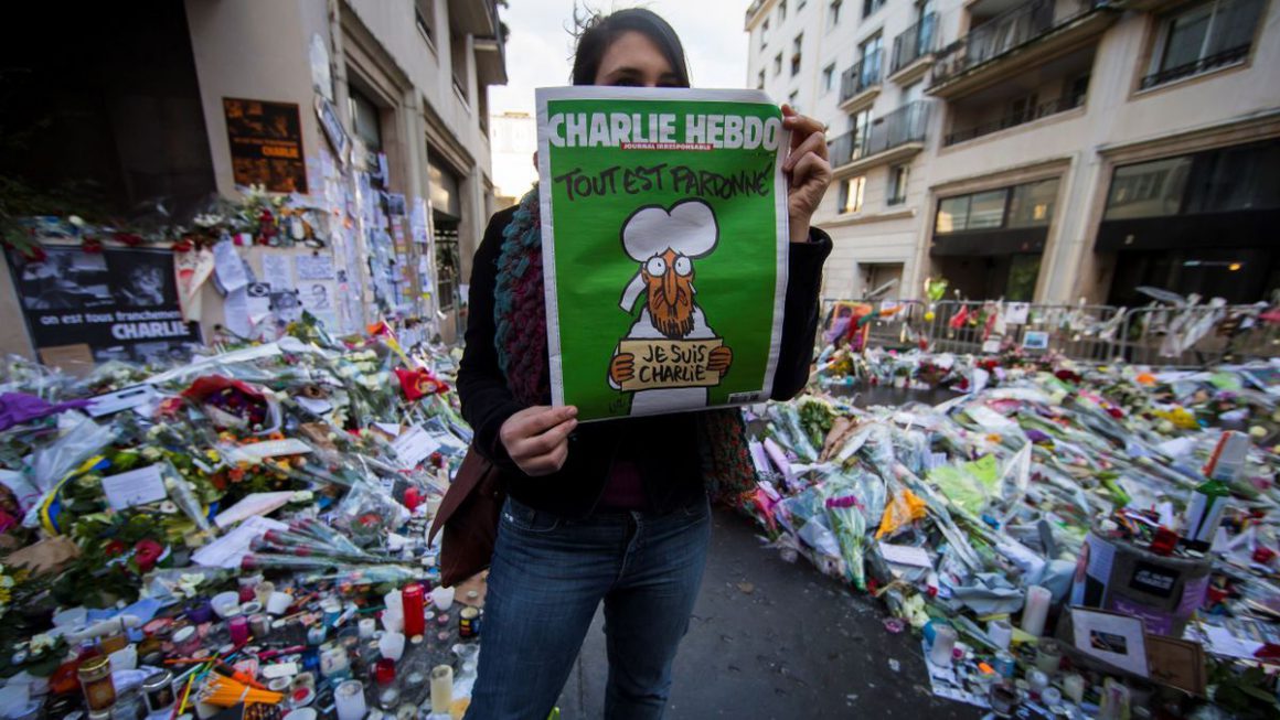 En la calle Nicolas Appert, cerca de la redacción de Charlie Hebdo, se improvisó un memorial por las 12 víctimas del atentado Ian Langsdon /
