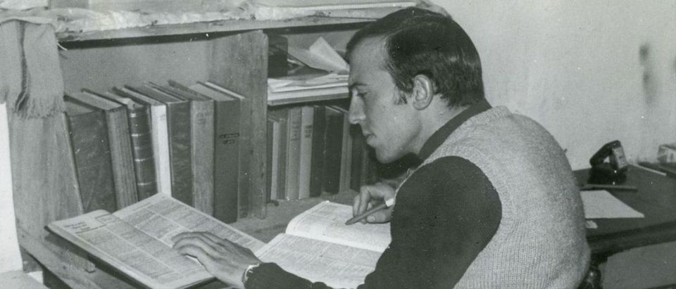 El vigués Ángel Rey Custodia, estudiando la Biblia durante su estancia en prisión. Cedida
