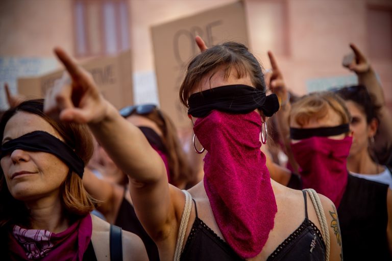 29 de junio de 2022, Italia, Milán: Las mujeres participan en una manifestación del movimiento feminista 'Non una Di Meno', frente al Consulado de los Estados Unidos, contra el fallo de la Corte Suprema de los Estados Unidos que restringe el aborto en los Estados Unidos.-