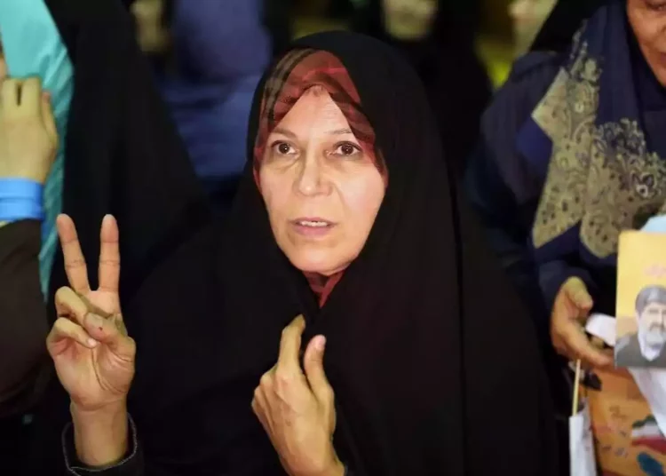 En esta foto de archivo del 18 de febrero de 2016, Faezeh Hashemi, hija del expresidente iraní Akbar Hashemi-Rafsanjani, asiste a una reunión de campaña de los reformistas para las próximas elecciones parlamentarias en la sala Hejab de la capital Teherán.