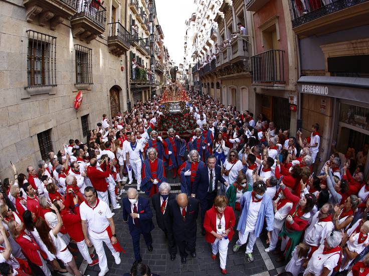 La imagen de San Fermín ha recibido hoy su tradicional baño de cariño el día de su festividad, en una procesión muy concurrida en la que se ha visto gran emoción en los pamploneses / Rodrigo Jimenez