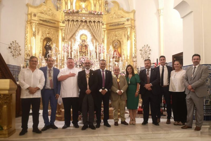 El alcalde (PSOE) y varios concejales de Isla Cristina (Huelva) en el Triduo y Exaltación a la Virgen del Carmen celebrada en la parroquia de la Virgen de los Dolores